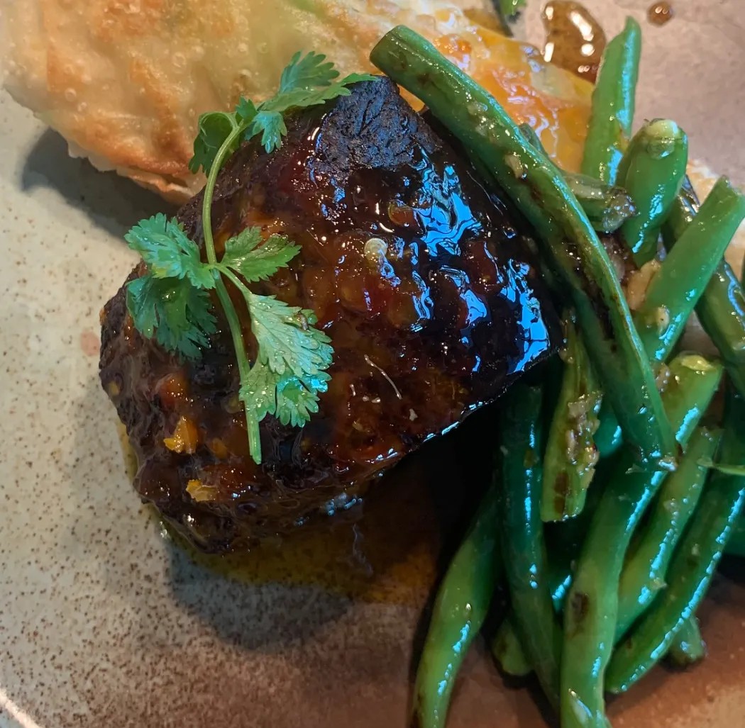 Image alt description