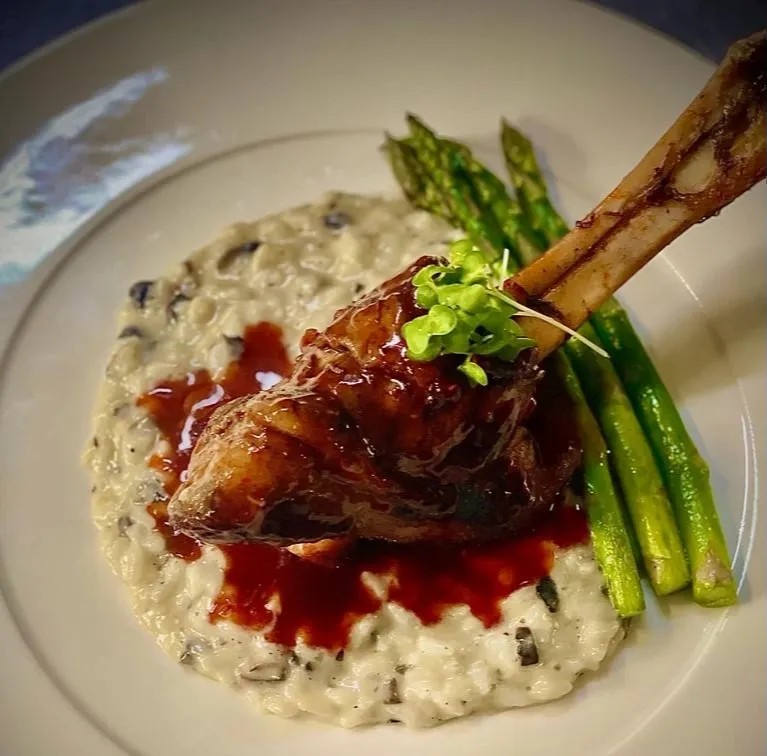 Image alt description