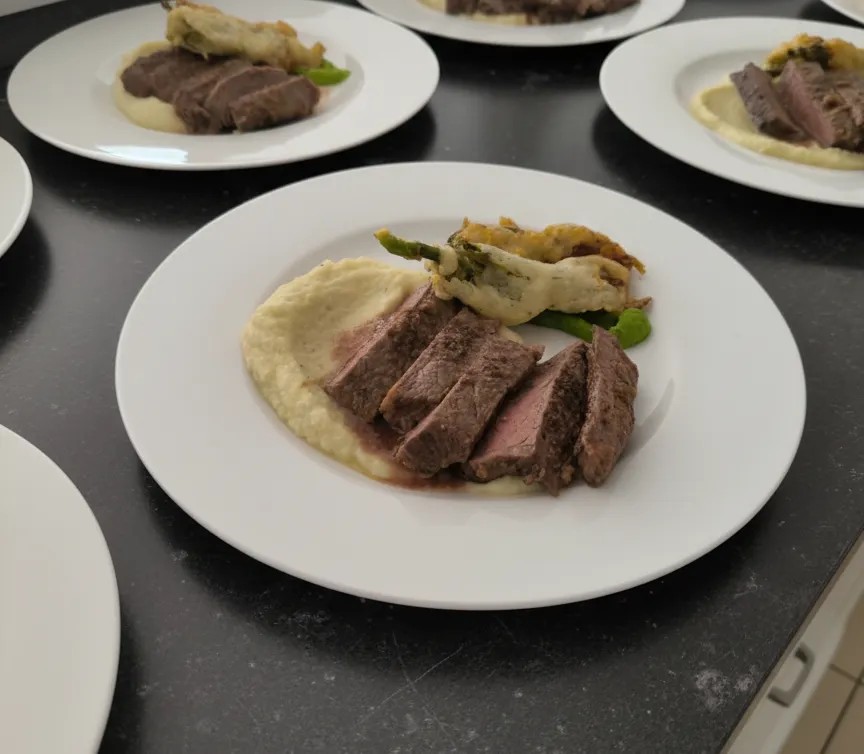 Image alt description