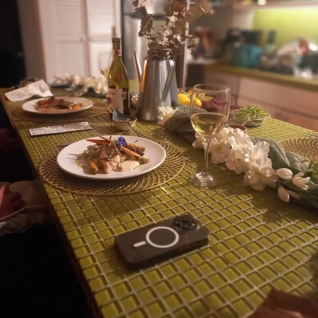 Image alt description