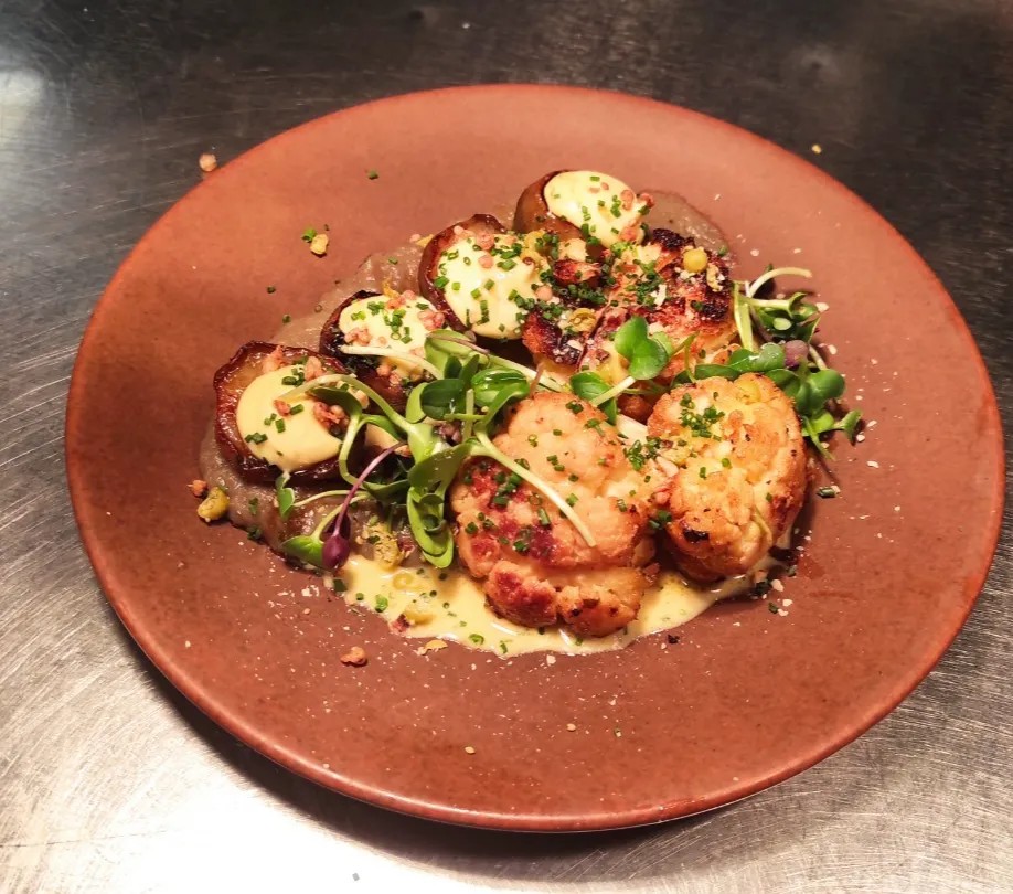 Image alt description