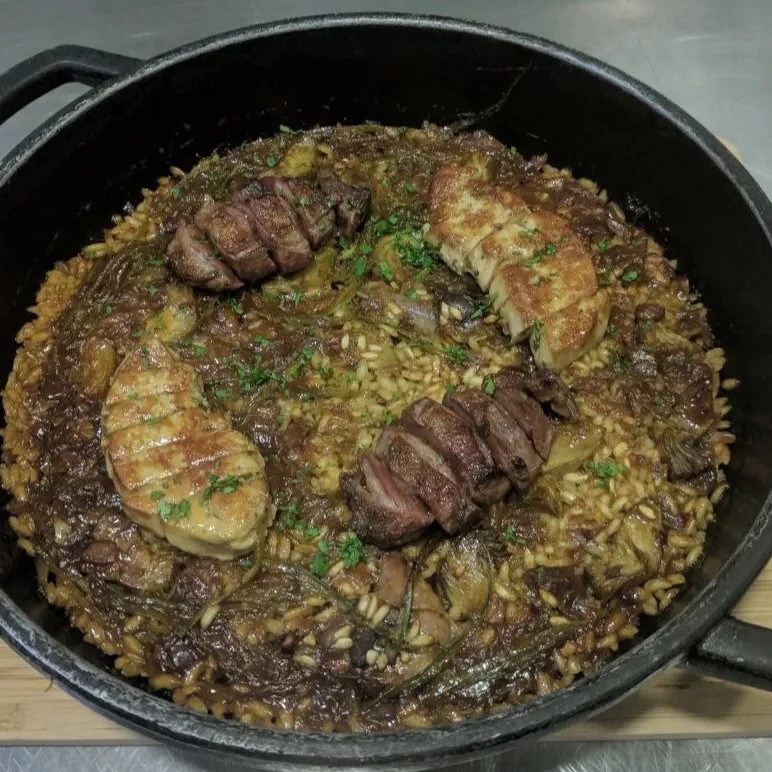 Image alt description