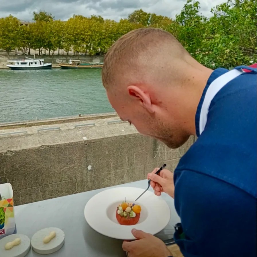 Image alt description