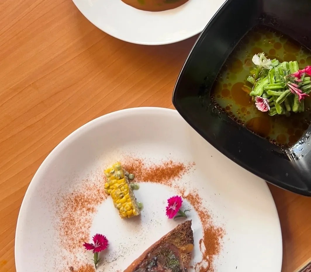 Image alt description