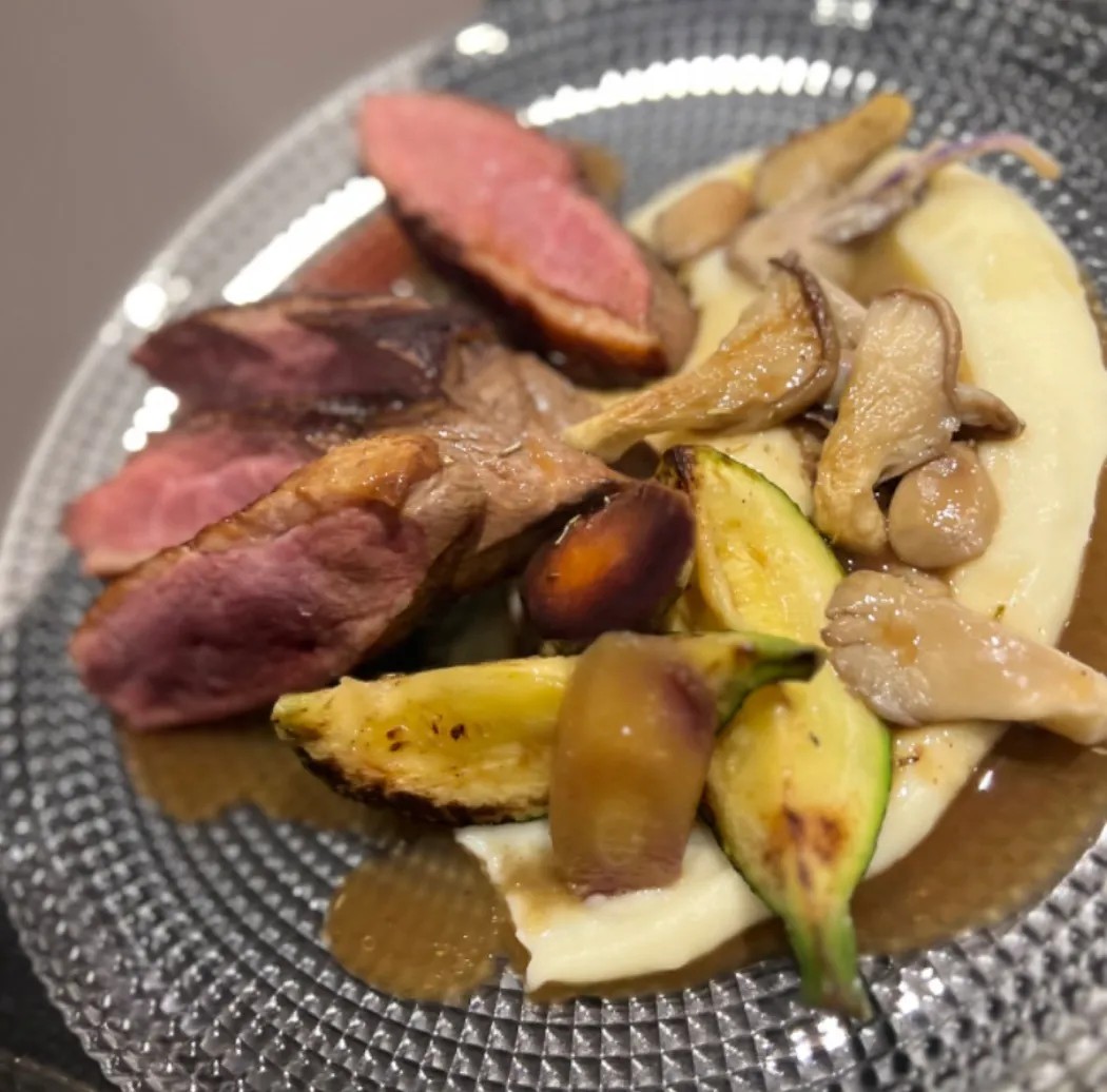 Image alt description