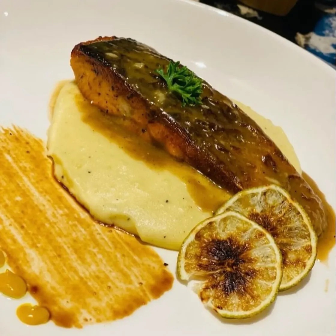 Image alt description