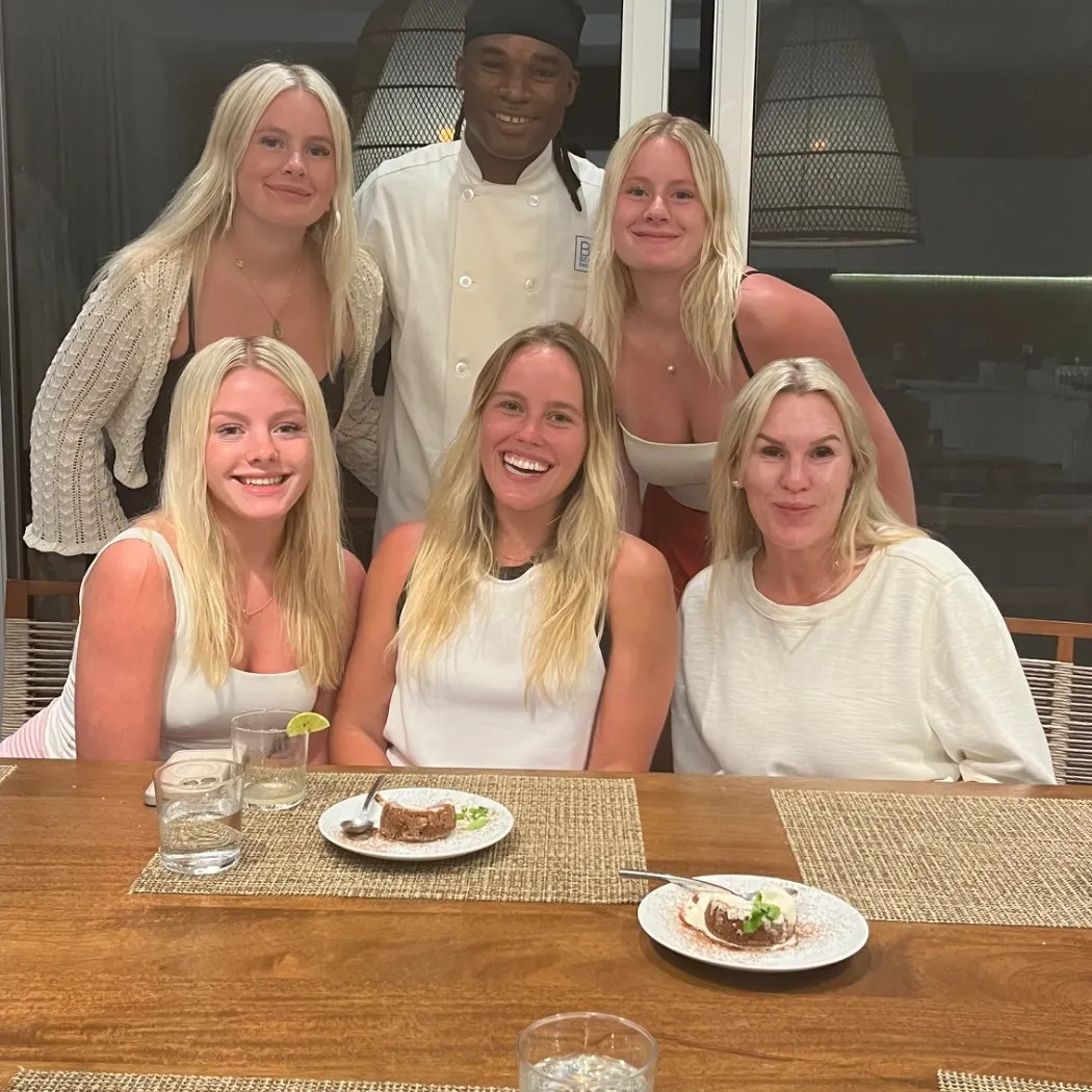 Image alt description