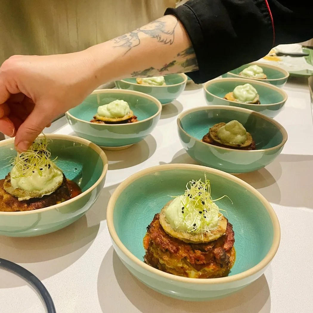 Image alt description