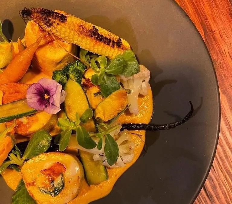 Image alt description