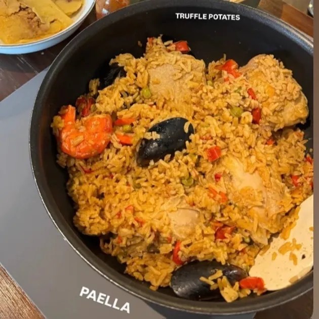 Image alt description