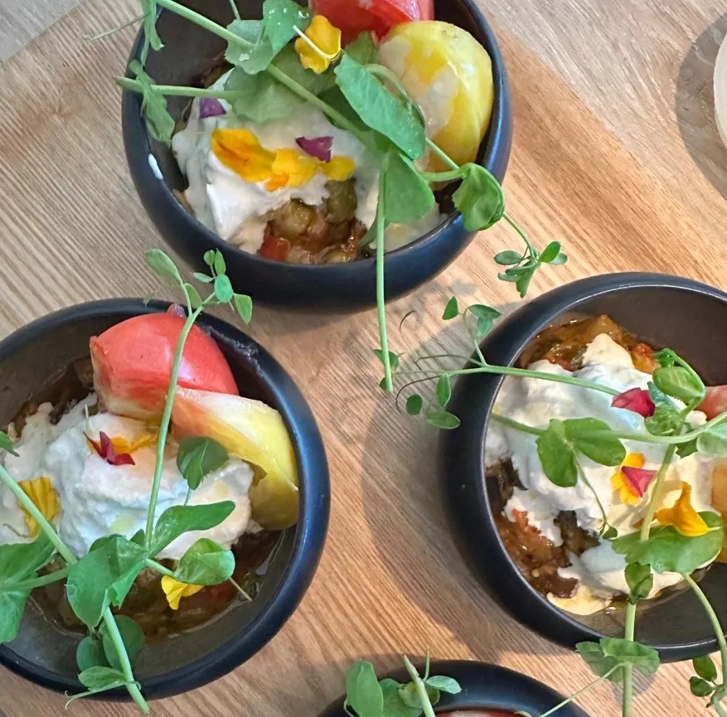 Image alt description