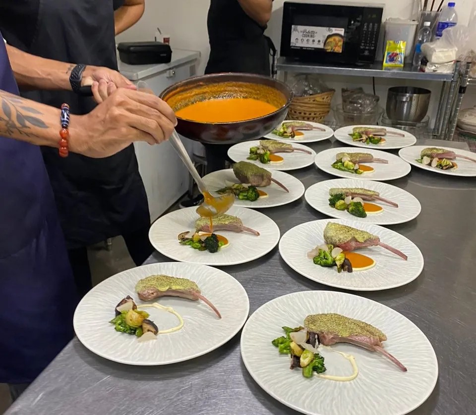 Image alt description