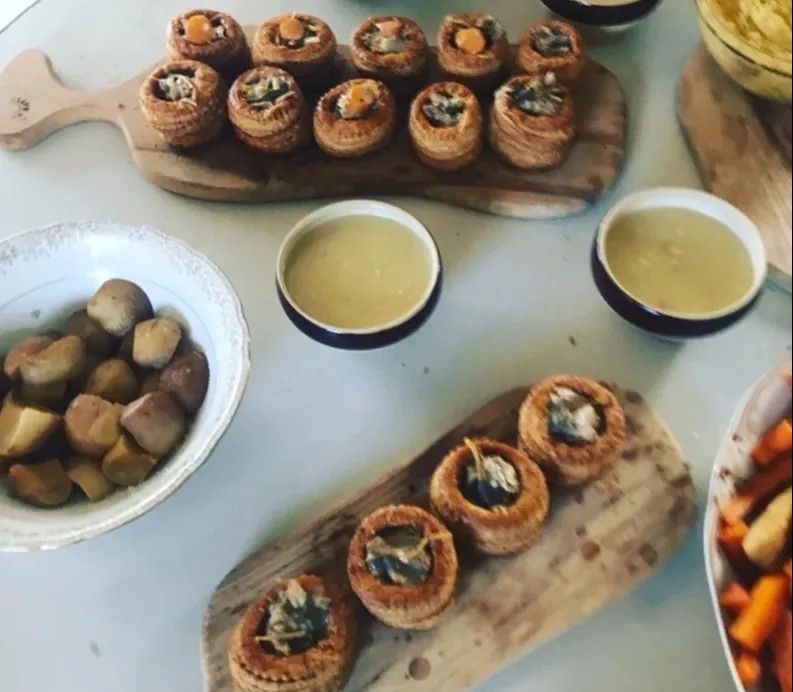 Image alt description