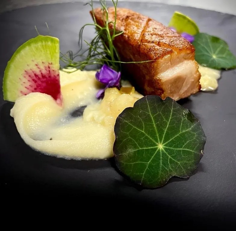 Image alt description