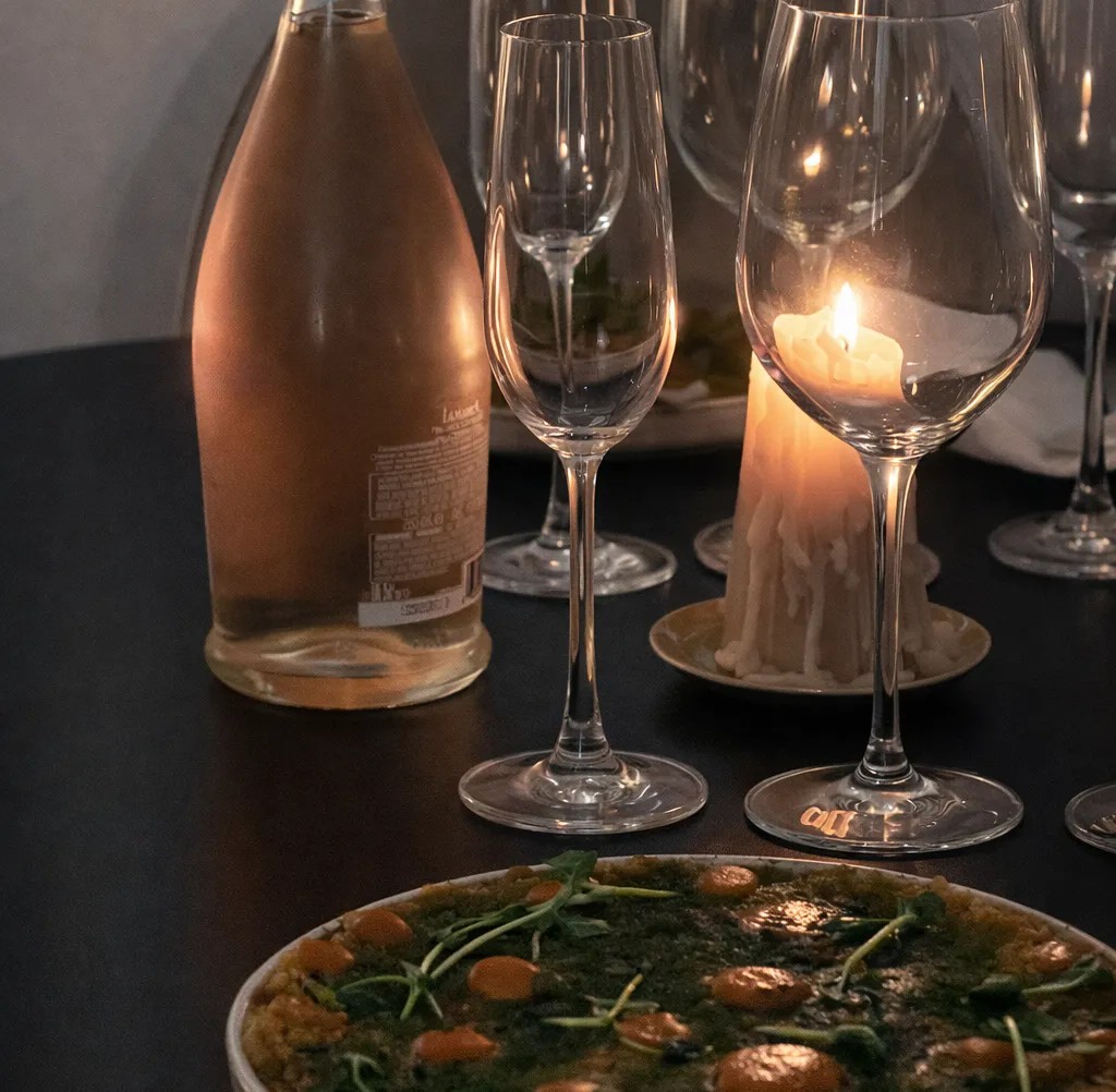 Image alt description