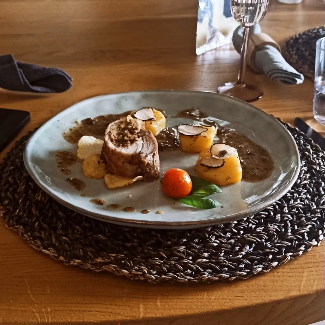 Image alt description