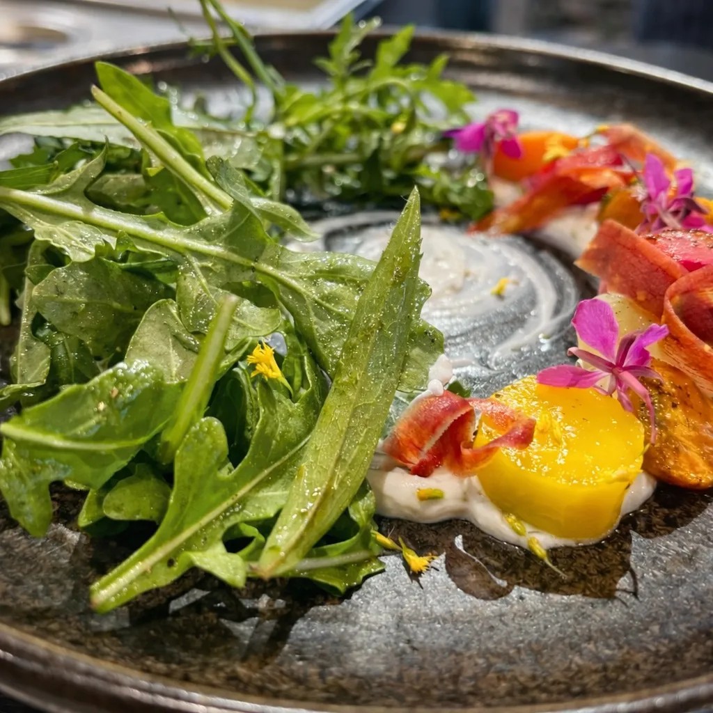 Image alt description