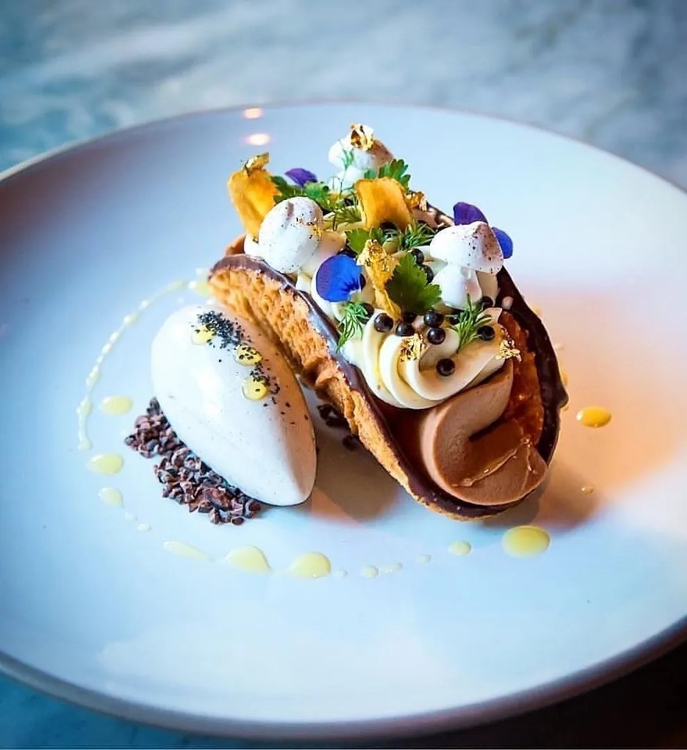 Image alt description