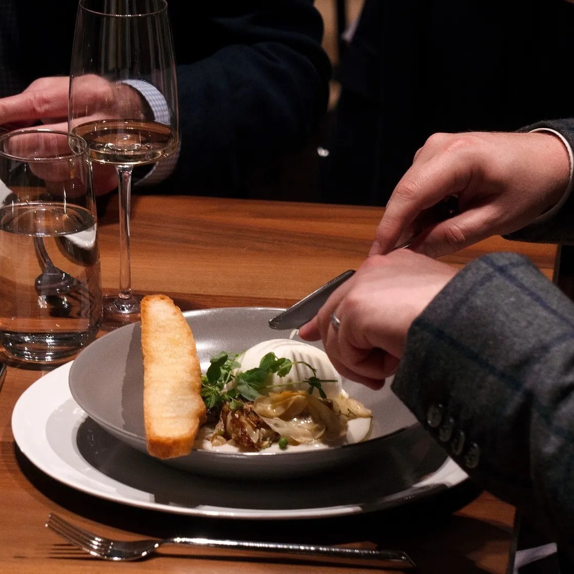 Image alt description