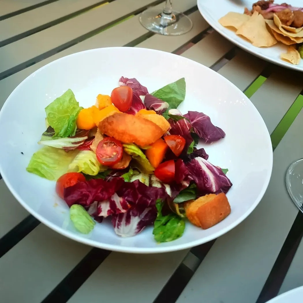 Image alt description