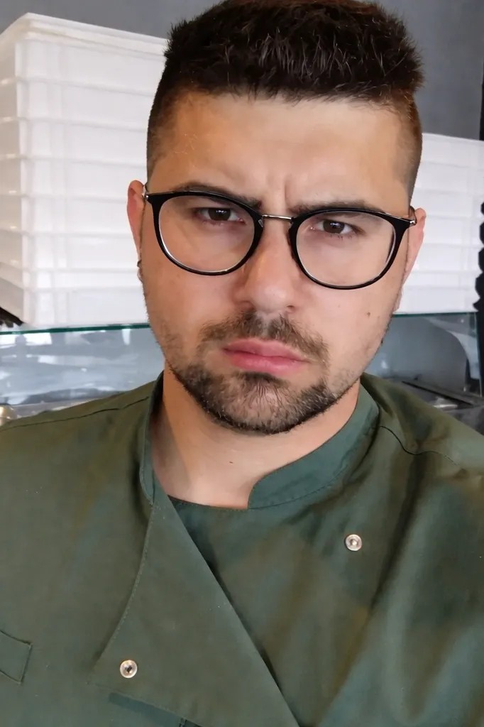 Image alt description