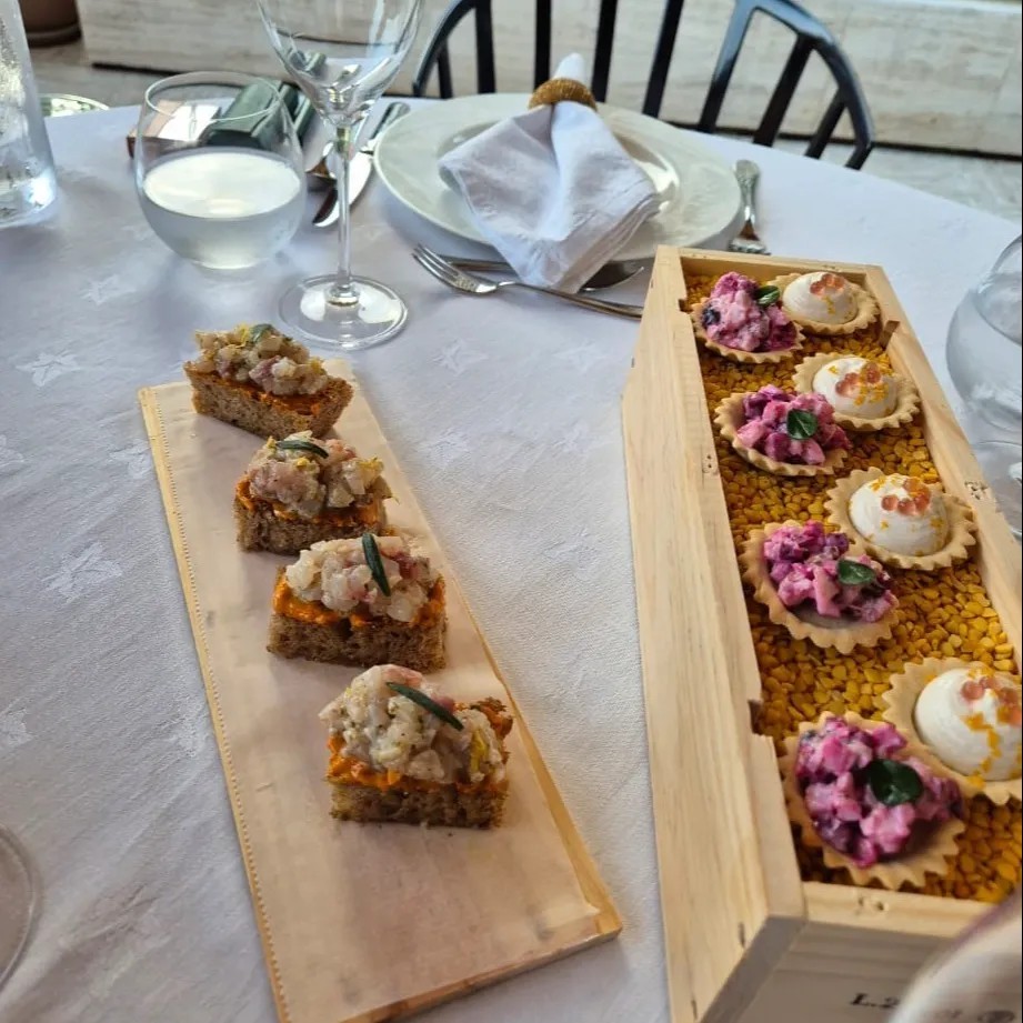 Image alt description