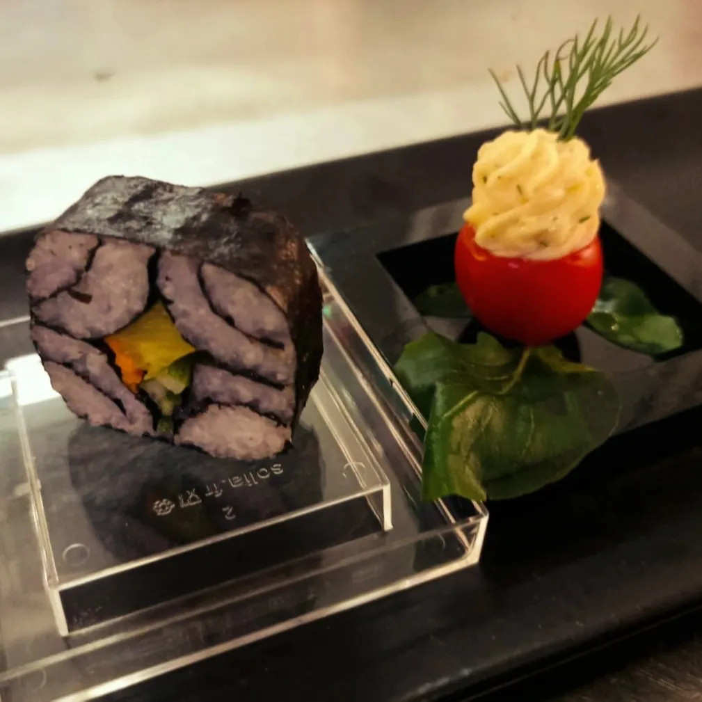 Image alt description