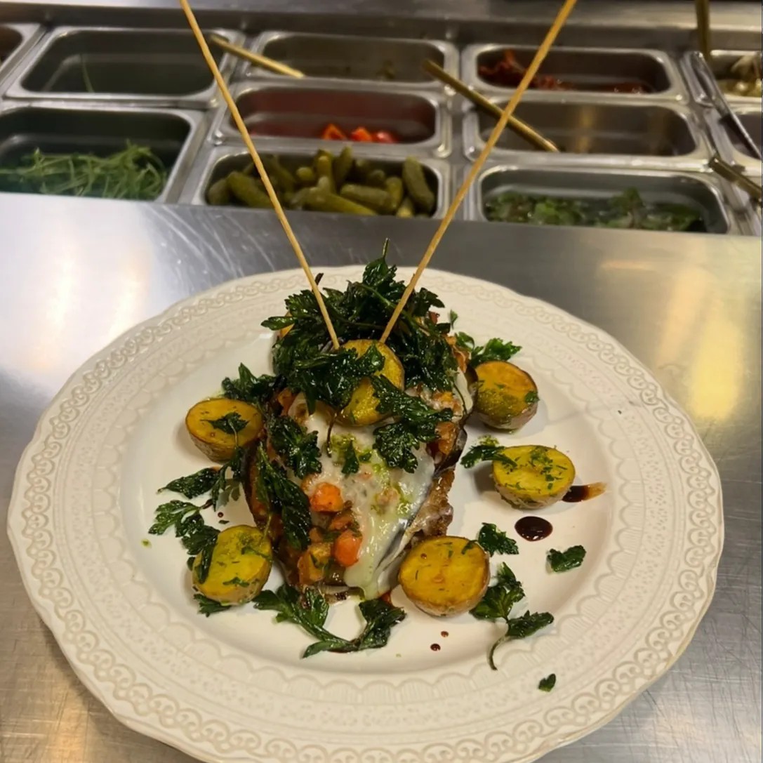 Image alt description