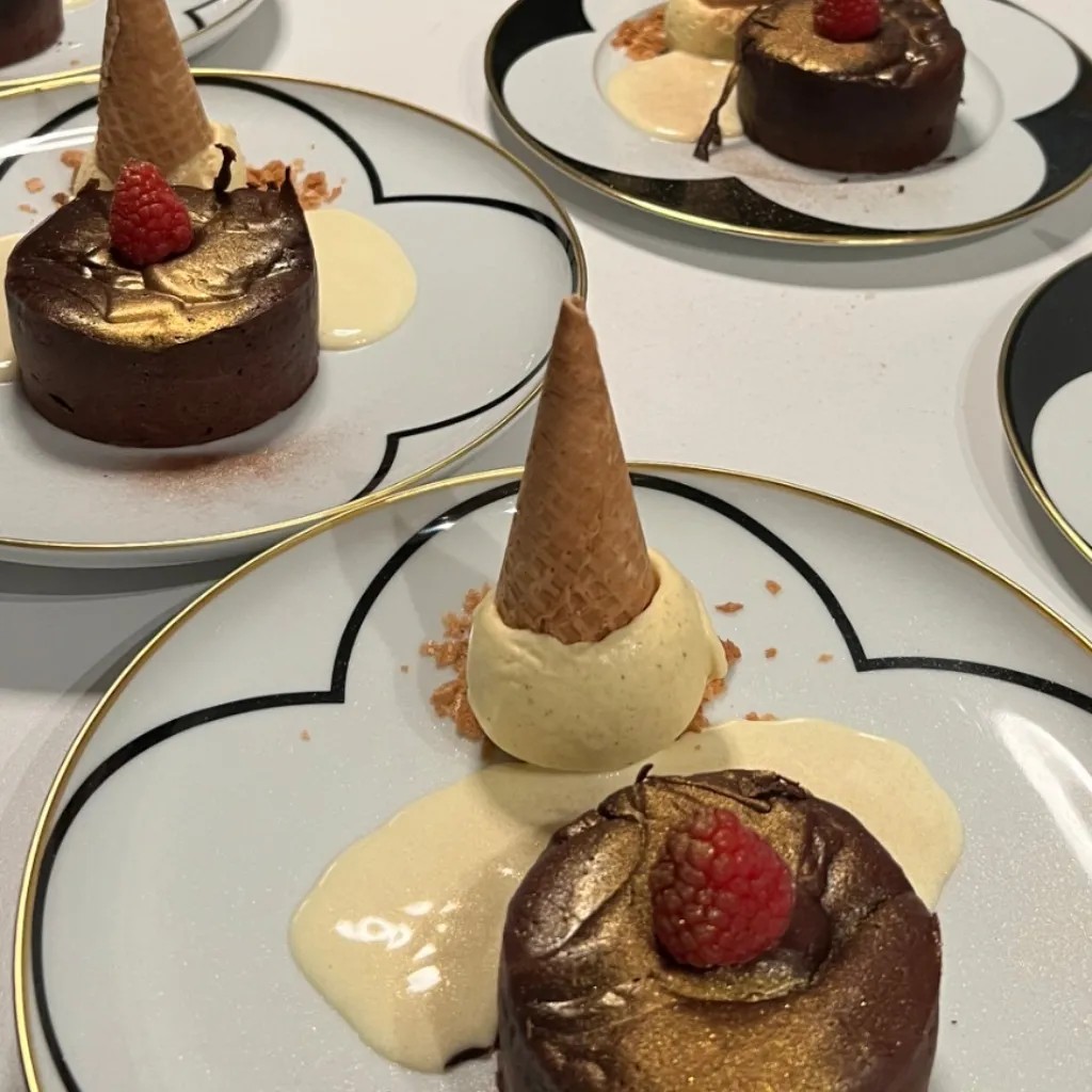 Image alt description