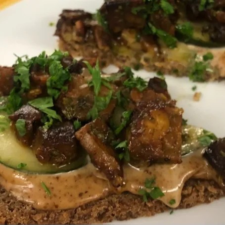 Image alt description