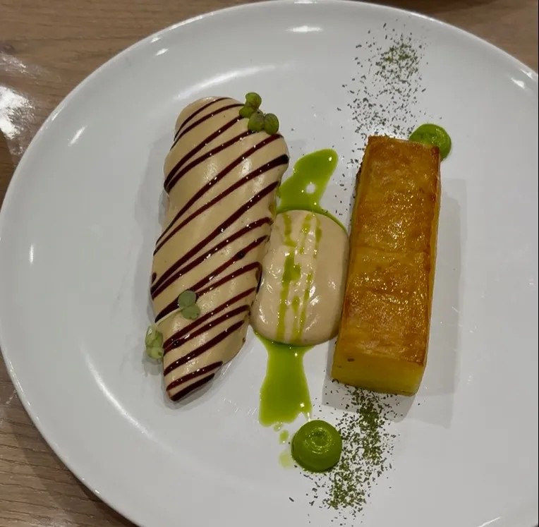 Image alt description