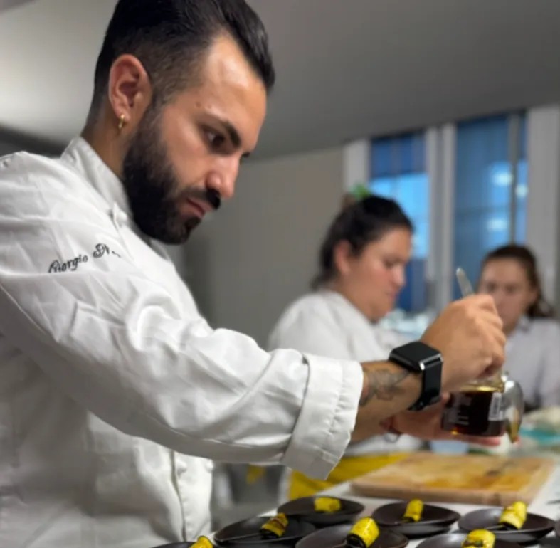 Image alt description