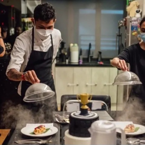 Image alt description