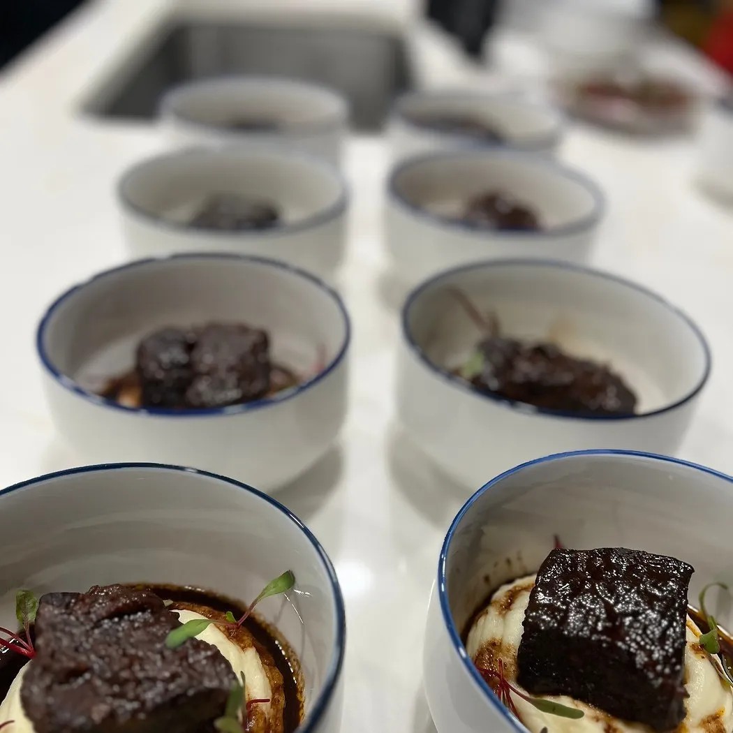 Image alt description