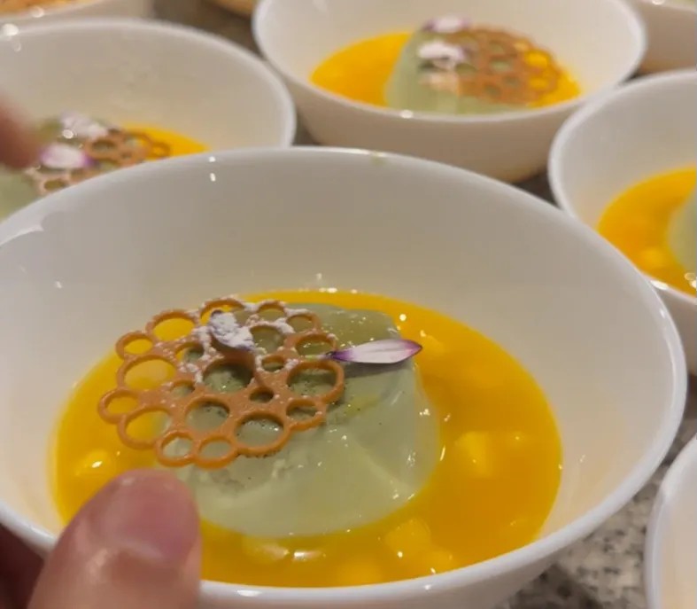 Image alt description