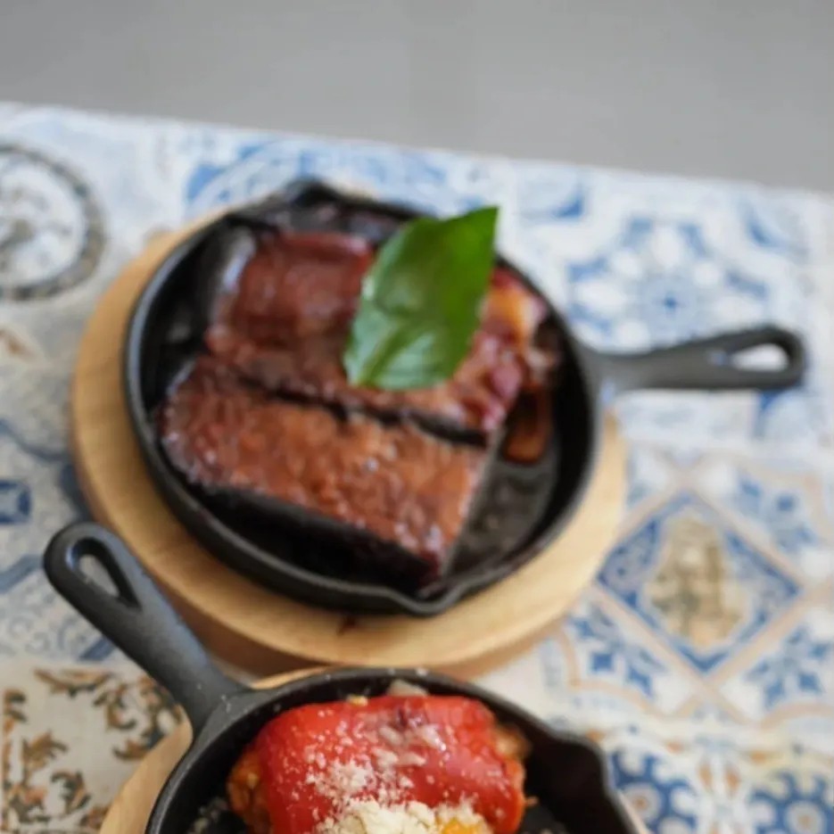 Image alt description