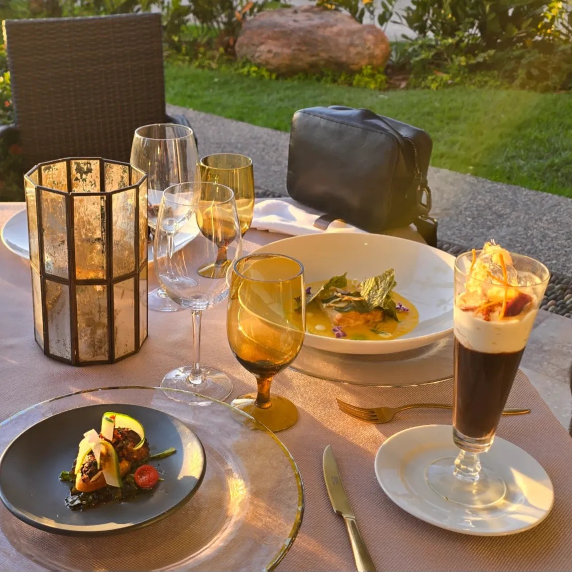 Image alt description