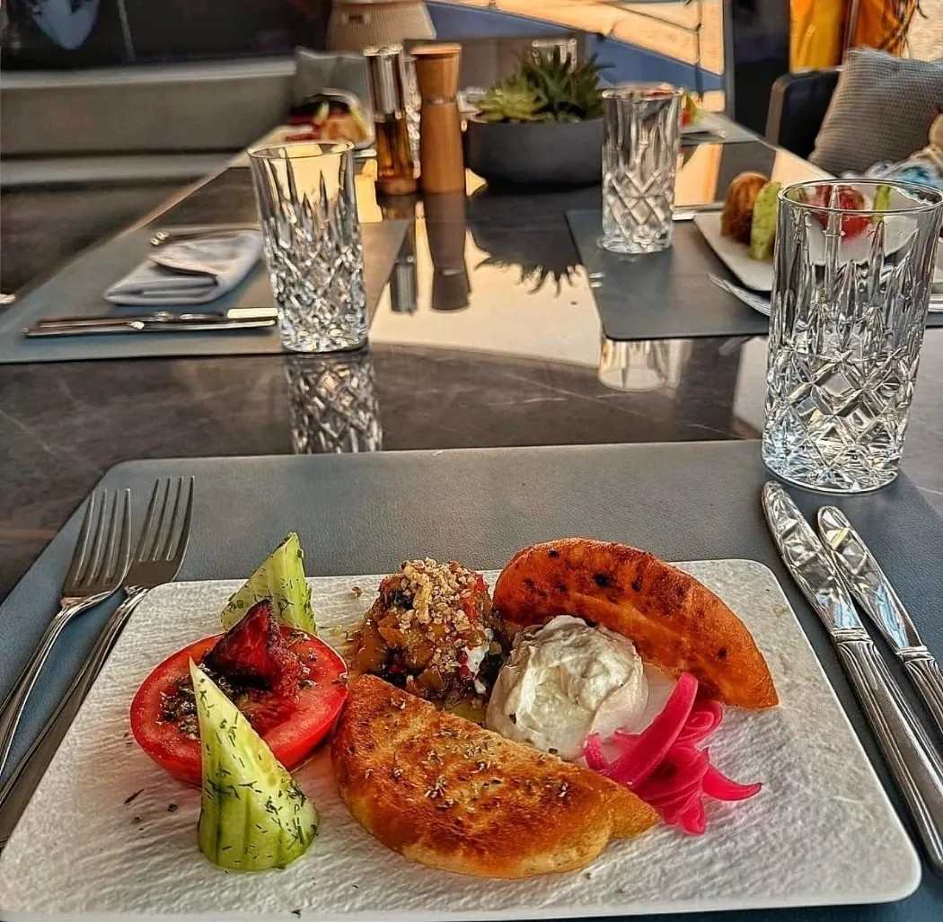 Image alt description