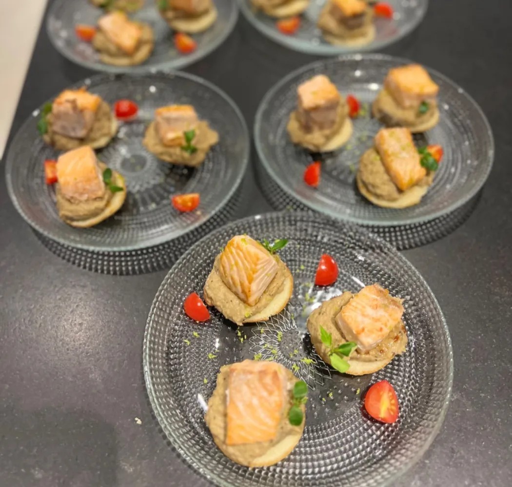 Image alt description