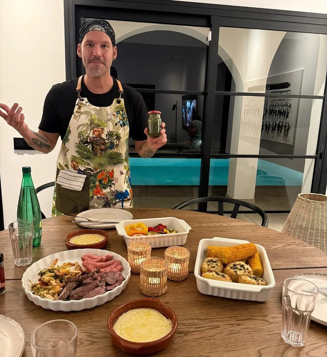 Image alt description