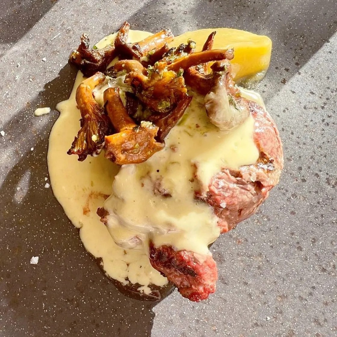 Image alt description