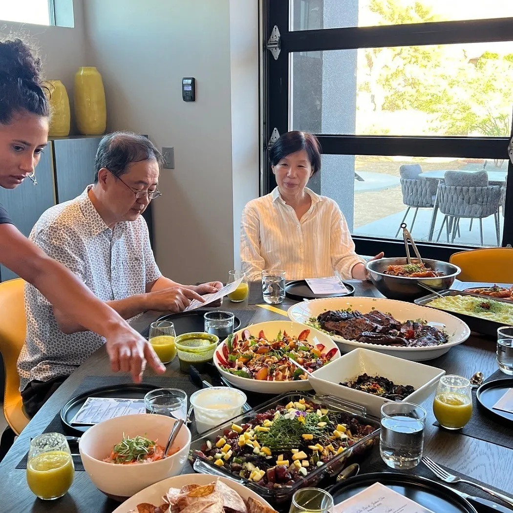 Image alt description