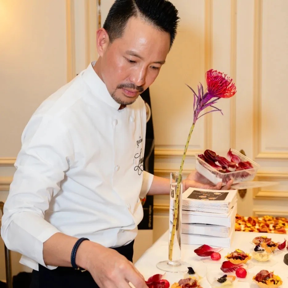 Image alt description