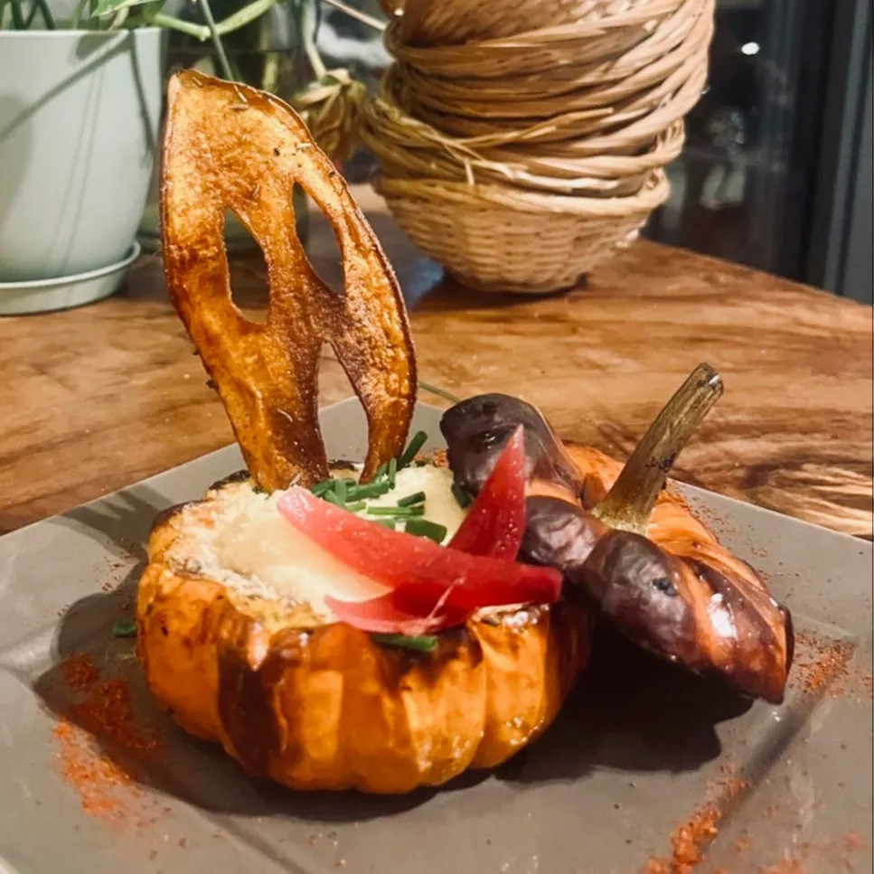 Image alt description