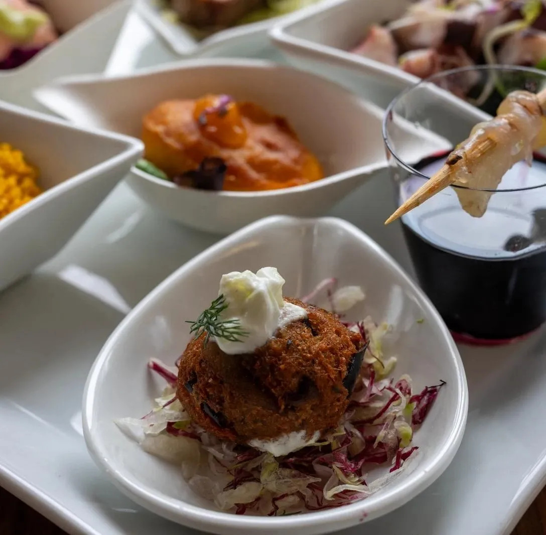 Image alt description