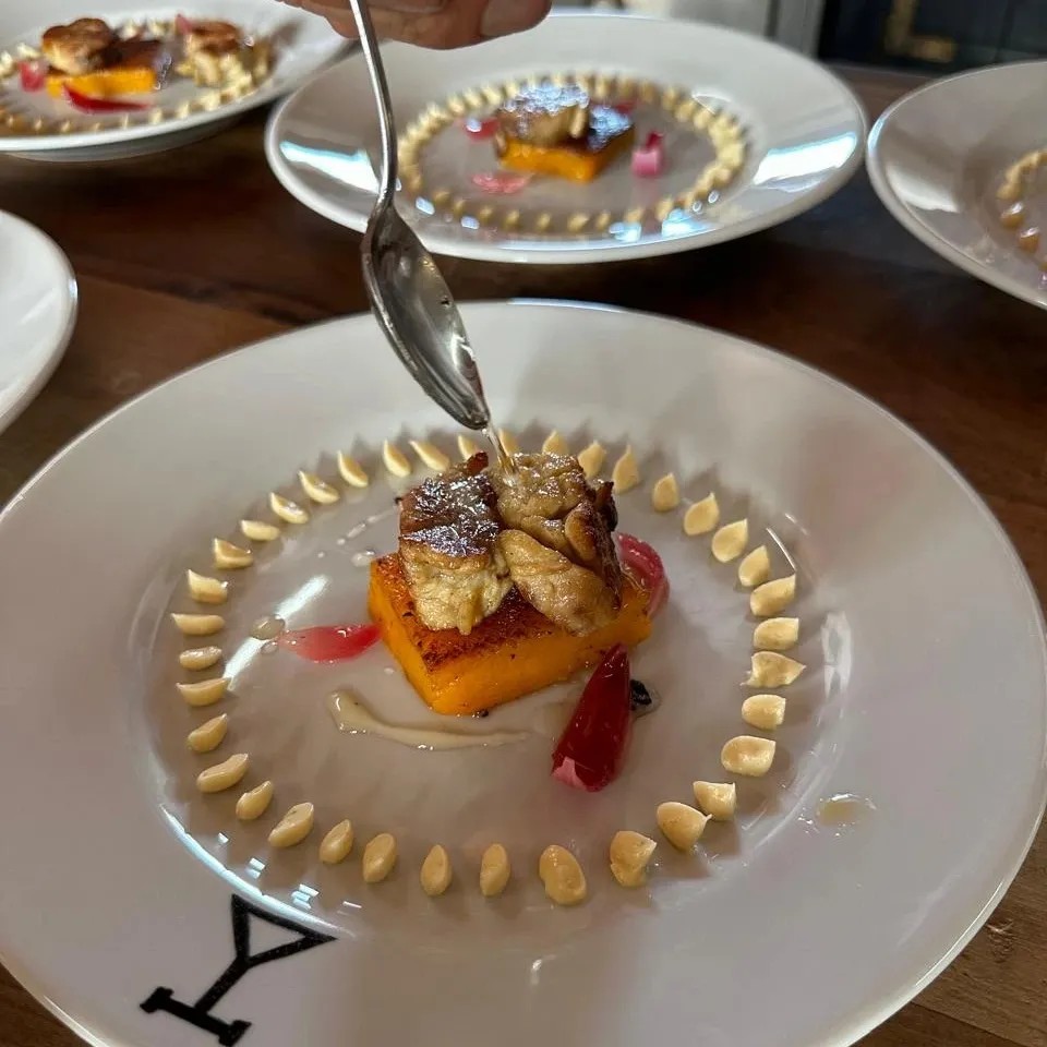 Image alt description