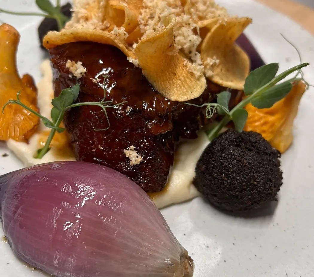 Image alt description