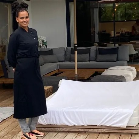 Image alt description