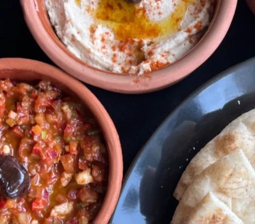 Image alt description