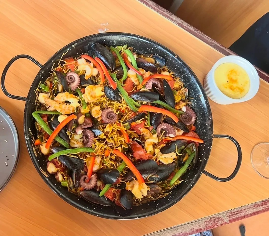 Image alt description